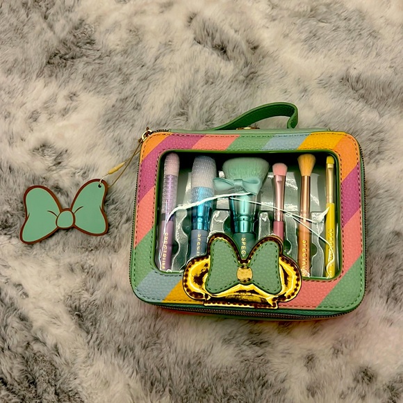 Unique Spectrum Other - NWT!! Minnie Mouse travel makeup brushes!!